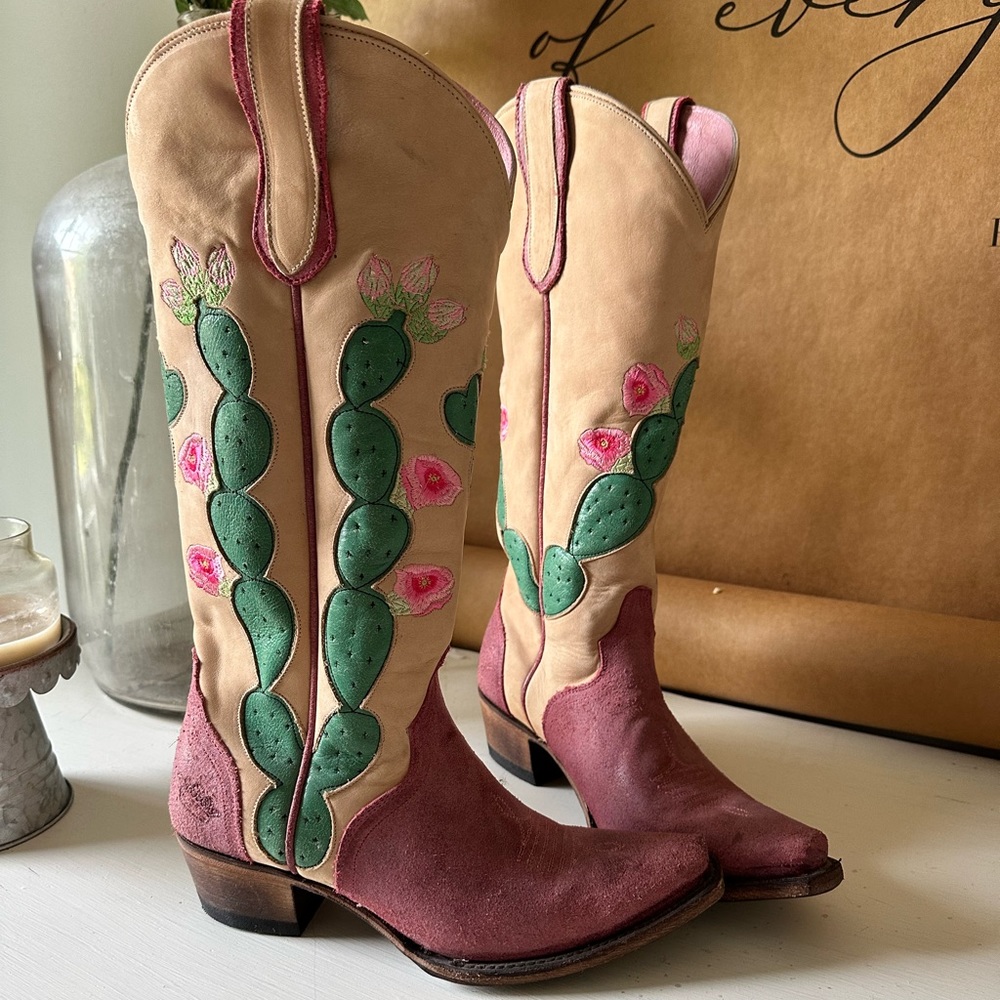 Hard to handle cactus cowgirl boot junk Gypsy by Lane size 7